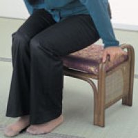 画像2: 籐ご仏前金襴座椅子 ハイタイプ （朱色生地ブラウン色フレーム）
